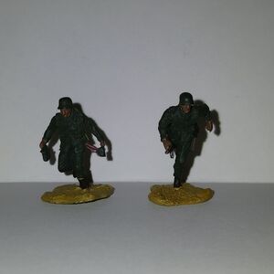 Vintage Pair of Minature Green Toy Soldier Figurines